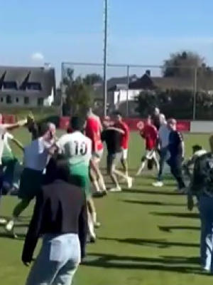 Van voetbal naar veldslag: wedstrijd tussen Rood-Wit en BSC volledig ontspoord