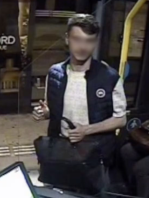 Vrouw houdt vriend aan de telefoon als passagier haar vanuit bus achtervolgt en aanrandt, foto verspreid