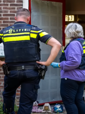Pleegouders John en Daisy verschijnen in rechtbank: “Pikante feestjes” én mishandeling van pleegkinderen staan ter discussie