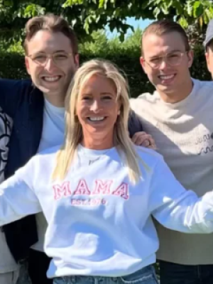 Mariska Bauer deelt hilarische throwback van zoons: ‘Vroeger chaos, nu regisserende modellen’