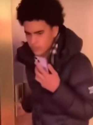 Allochtoon probeert hulpeloze bejaarde vrouw te bestelen van haar pinpas – maar krijgt genadeloos tegengas van Nederlanders!