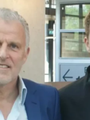 Royce de Vries breekt in tranen tijdens rechtszaak: ‘Mijn vader is vermoord, en wij dragen de levenslange straf!’