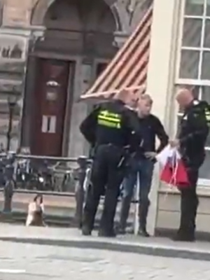 Schokkend! Politie neemt massaal Nederlandse vlaggen weg op Museumplein in beslag