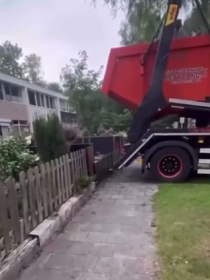 Vrachtwagen kiept puin terug in tuin van wanbetaler