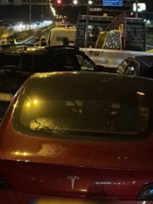 Chaos bij knooppunt Empel: zes auto’s op elkaar, reistijd explodeert op A2