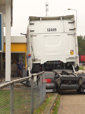 Vrachtauto raakt vangrail bij tankstation aan A67