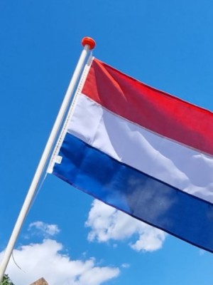 Onze Nederlandse vlag onder vuur: waarom gemeenten en voetbalclubs de vlag willen temmen