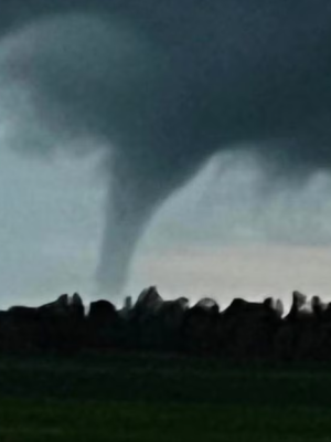 Tornado scheert over Friesland, voorbijganger weet video te maken