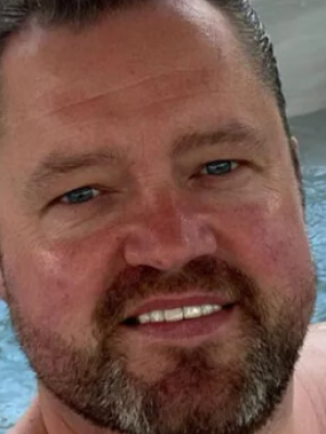 Onherkenbaar! Volkszanger Frans Duijts toont nieuwe look na enorme transformatie