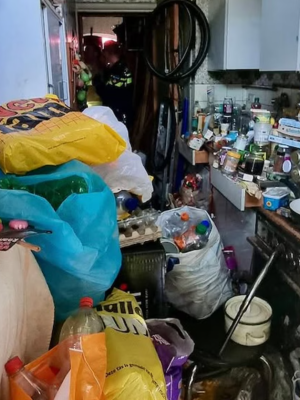 Brandweer moet man uit ernstig vervuilde woning redden: ‘Bizarre omstandigheden’