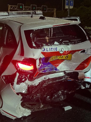 Dronken bestuurder knalt vol op politiewagen op A1 bij Laren