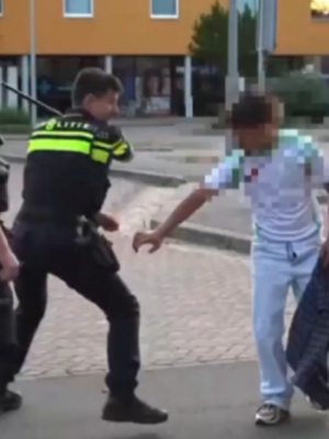 Agenten zijn asielzoeker helemaal zat en gaan over tot geweld