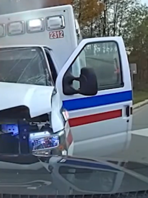 Man steelt ambulance met patiënt en arts aan boord – achtervolging eindigt in explosieve crash