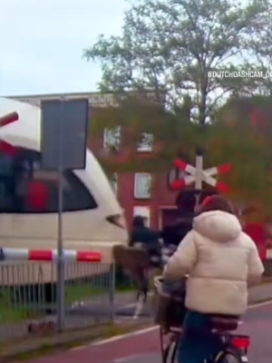 Meisje is blijkbaar levensmoe en fietst zonder te kijken over een gesloten spoorwegovergang