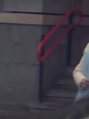 Moeder in paniek vlucht weg tijdens achtervolging — dochter wacht machteloos in auto: “Alsjeblieft, niet steken!”