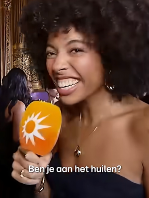 Boulevard-reporter barst in slappe lach tijdens interview