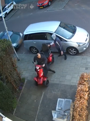 Dieven stelen gloednieuwe dubbele scootmobiel van mindervalide echtpaar in Delft