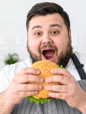 Man (22) slikt hele hamburger door ‘voor de grap’, nu vecht hij voor zijn leven in het ziekenhuis