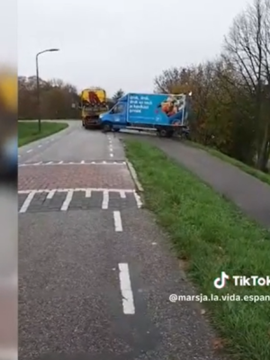 Dubbel pech voor boodschappenbezorger: bestelbus rolt twee keer van dijk af