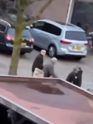 Bange jongen krijgt klappen van andere jongen terwijl zijn vader blijft pushen en intimideren