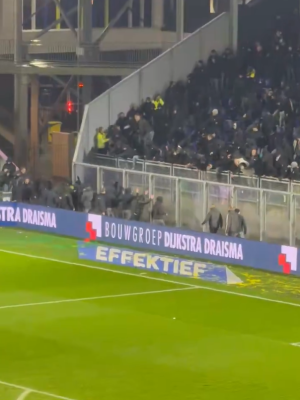 Wedstrijd compleet ontspoord: supporters Cambuur en ADO slaan elkaar het stadion uit