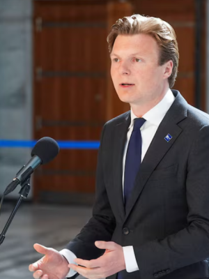 Minister grijpt in: wapens ingezet tegen tien drones boven vliegbasis Volkel