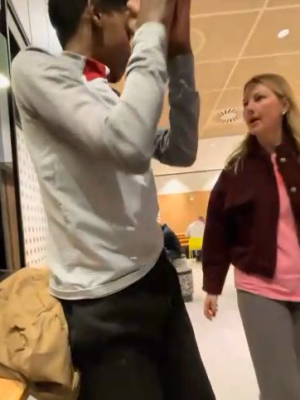 Nederlandse vrouw pakt schreeuwende jongen in McDonald’s aan