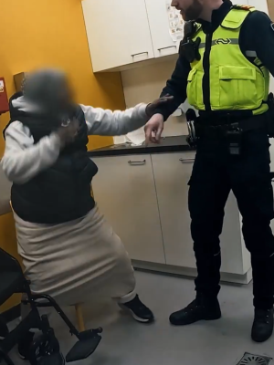 Asielzoeker valt BOA aan