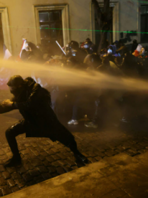 Chemisch wapen ingezet tegen burgers tijdens protestactie: “Brandende huid en ademnood”