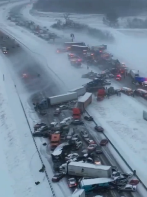 Bizarre kettingbotsing: tientallen auto’s en vrachtwagens eindigen in enorme ravage