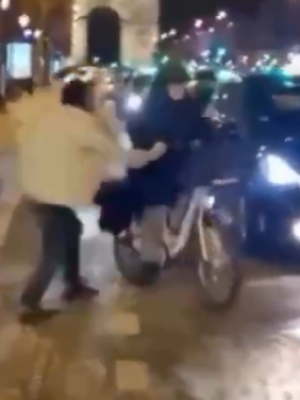 Asielzoeker valt oude man aan op fiets, maar dat wordt direct afgestraft door een lokale held