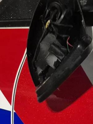 Agenten bezig met boete uitschrijven en ineens rijdt een dronken fietser hun auto aan