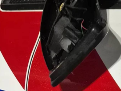 Agenten bezig met boete uitschrijven en ineens rijdt een dronken fietser hun auto aan