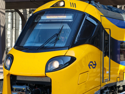 Jongen van 6 zwaargewond nadat moeder hem tegen tafeltje slaat en wurgt in trein