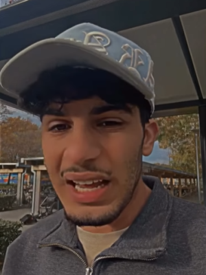 Chauffeur rijdt door terwijl asielzoeker duidelijk wacht – woeste reactie van asielzoeker maakt de tongen los