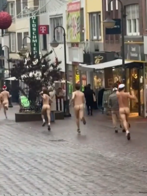 Negen poedelnaakte Nederlanders stormen Kleef binnen