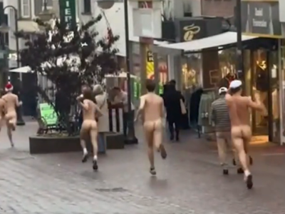 Negen poedelnaakte Nederlanders stormen Kleef binnen