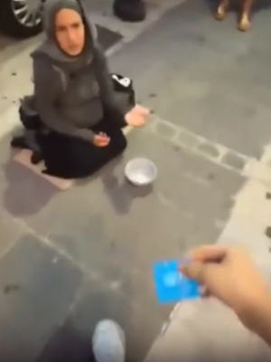 Man helpt moeder met hoofddoek en kinderen op straat… maar wat zij doet is niet te geloven