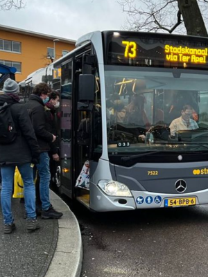 Wilders woest na besluit: pendelbus naar azc Ter Apel wordt gratis om incidenten te voorkomen