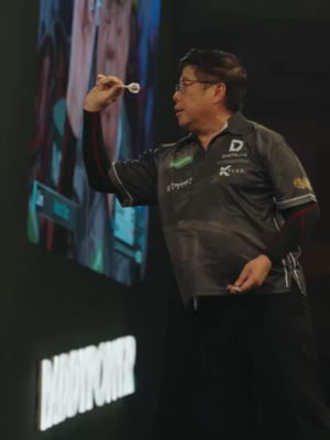 Paul Lim zorgt op 71-jarige leeftijd voor stunt op WK darts in Londen