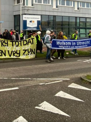 Sfeer slaat om bij Europalaan: arrestatie na tonen enorme Prinsenvlag tijdens AZC-protest