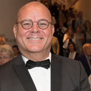 Oud tv-fragment met Paul de Leeuw gaat viraal op X en roept vragen op