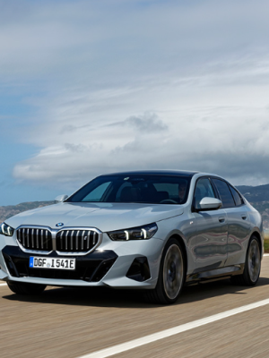 Man vindt en pakt zijn eigen gestolen auto terug, maar wordt zelf gearresteerd en is auto kwijt