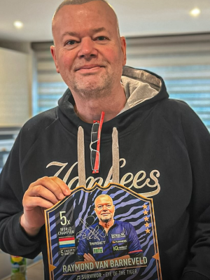 Zó ziet het privéleven van dartlegende Raymond van Barneveld eruit: dit is zijn prachtige gezin