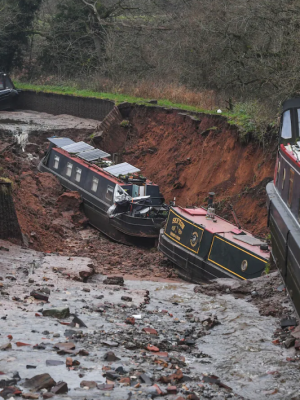 Gigantisch zinkgat slokt kanaal leeg en laat woonboten wegzakken in brits dorp
