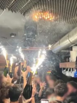 Beelden tonen oorzaak brand Zwitserse nachtclub: sterretjes zetten plafond direct in lichterlaaie