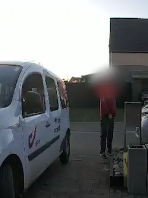 Pakketbezorger pist doodleuk in iemands tuin tijdens het bezorgen