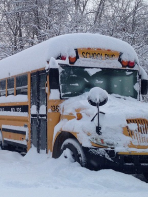 Sneeuwchaos op schoolpleinen: de ene school geeft ijsvrij, de andere stuurt kinderen gewoon de gladheid in