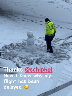 Terwijl Schiphol vastloopt door sneeuw, verovert één luchthavenmedewerker de wereld met een simpele actie