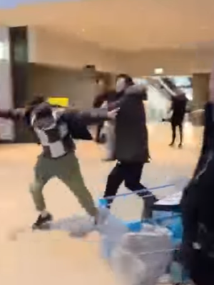 Heftige aanval met hakbijl in winkelcentrum, klanten werken dader tegen de grond: ‘Hou ’m tegen!’